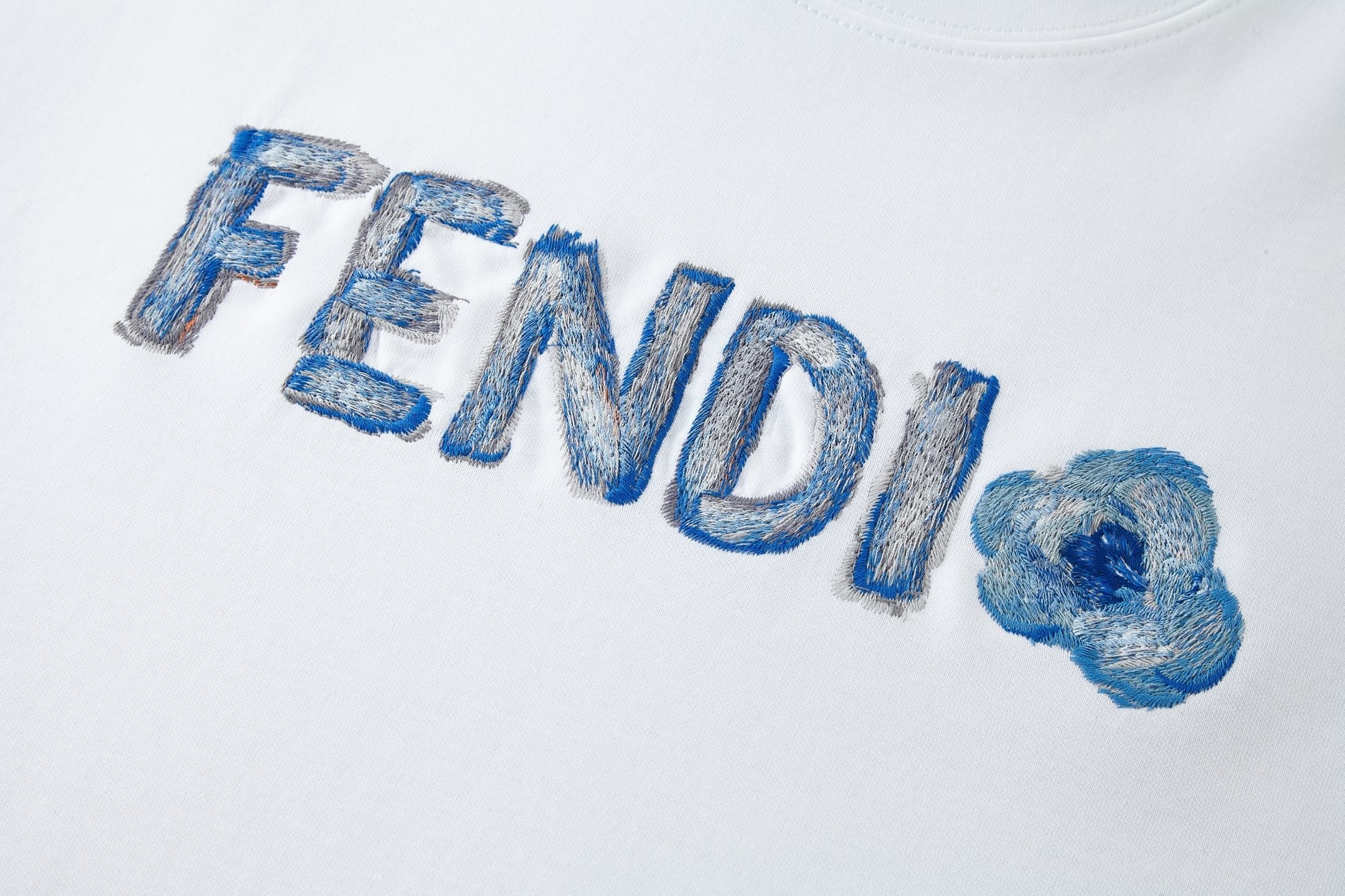 T-Shirt Fendi Logo Azzurro Effetto Acqua - Bianco