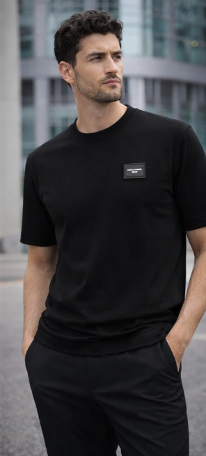 T-Shirt con Placchetta Logo sul Petto - Nero e Bianco